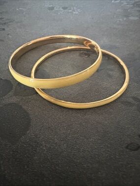 J. CREW DOUBLE STACKING THIN AND THICK GOLD-TONE LIGHT YELLOW BANGLE BRACELETS